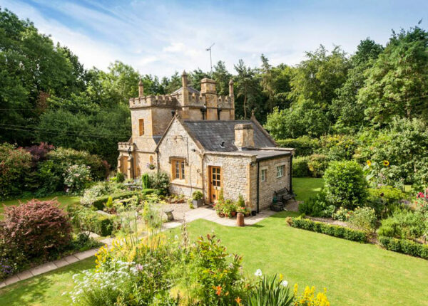 Самый маленький замок Великобритании продается не дороже квартиры