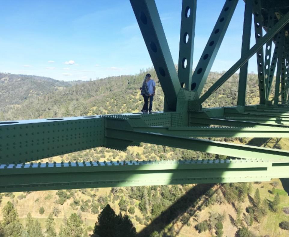 Фотография: Из-за селфи женщина упала с самого высокого в Калифорнии моста — но любителей риска это не останавливает №16 - BigPicture.ru