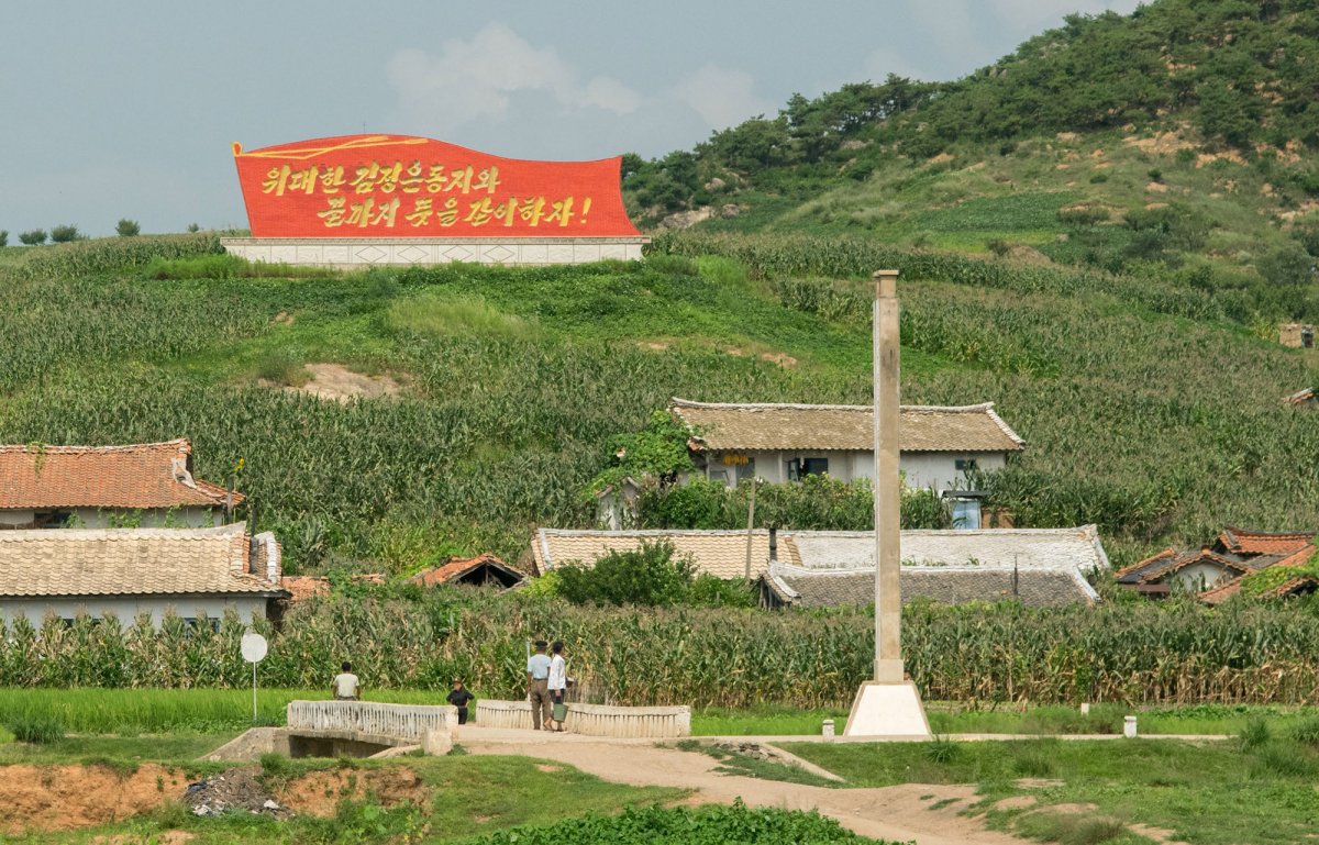 Фотография: Фотограф снял на телефон удручающие кадры из жизни простых людей в Северной Корее №19 - BigPicture.ru