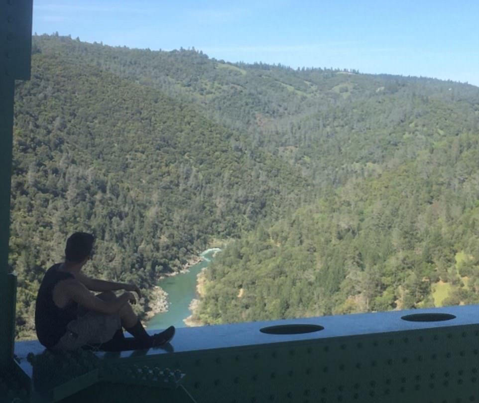 Фотография: Из-за селфи женщина упала с самого высокого в Калифорнии моста — но любителей риска это не останавливает №17 - BigPicture.ru