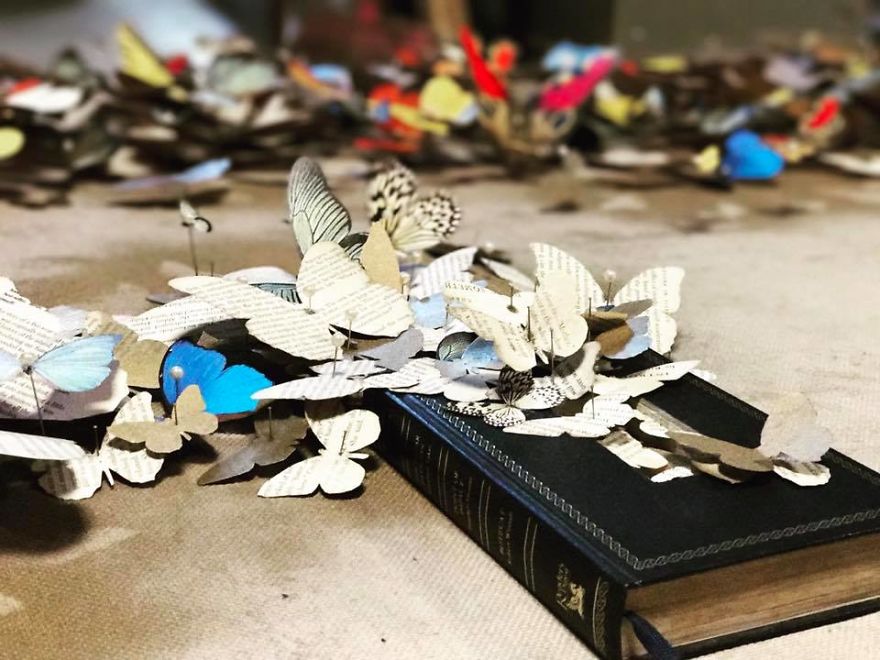Фотография: Бумажная скорбь: девушка вырезала более 800 бумажных бабочек в память о покойной бабушке №3 - BigPicture.ru