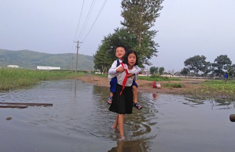 Фотография: Фотограф снял на телефон удручающие кадры из жизни простых людей в Северной Корее №26 - BigPicture.ru