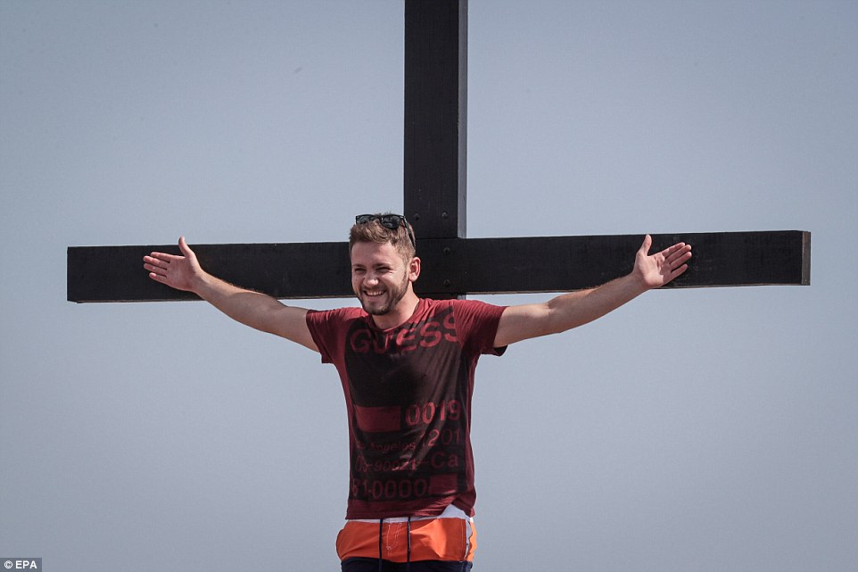 Фотография: Пригвоздить себя к кресту и другие способы встретить Пасху у христиан мира №3 - BigPicture.ru