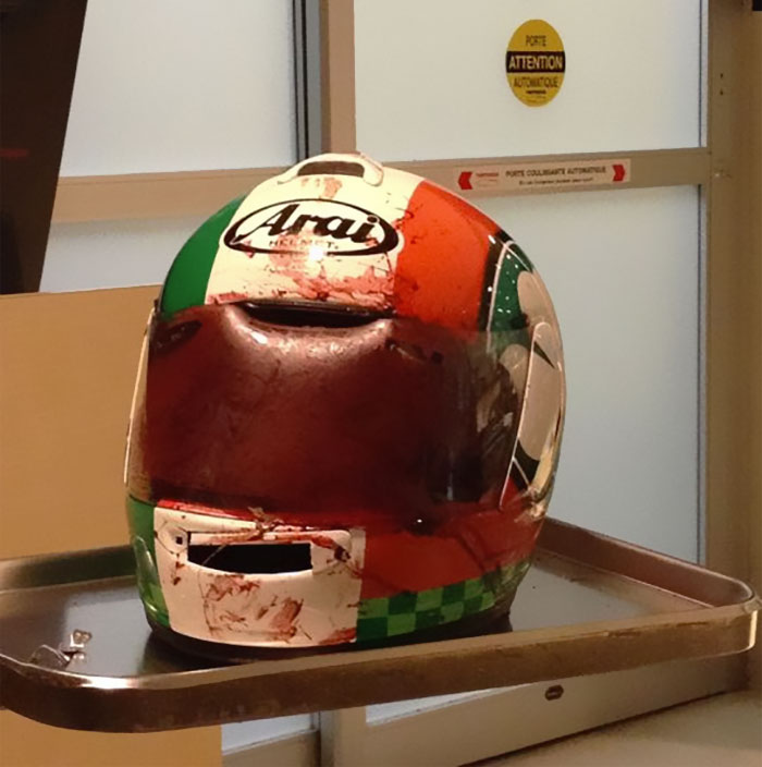Фотография: Берегите голову: пострадавшие в авариях поделились фотографиями шлемов, спасших им жизнь №2 - BigPicture.ru