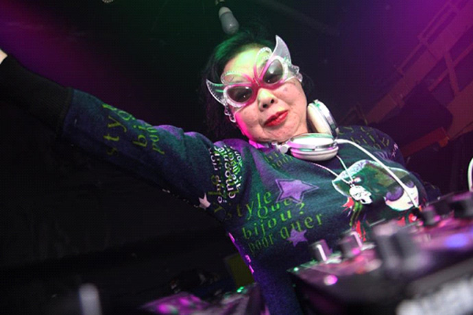 Фотография: DJ Sumirock — 82-летняя японка, которая покорила модные танцполы Токио №1 - BigPicture.ru