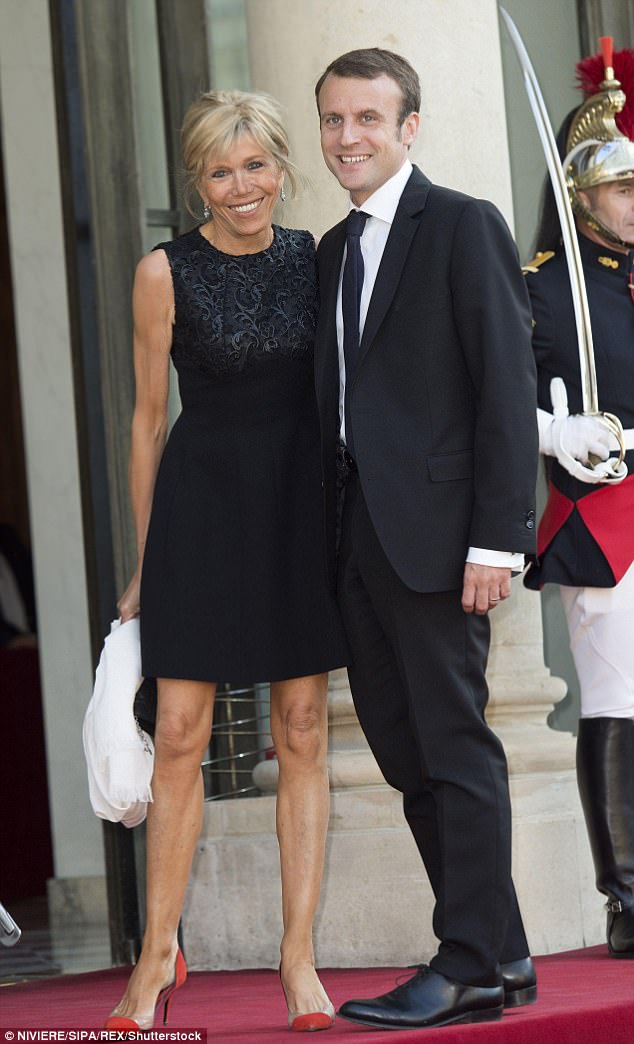 Фотография: Новый президент Франции женат на своей школьной учительнице и нянчит ее внуков №7 - BigPicture.ru