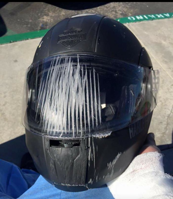 Фотография: Берегите голову: пострадавшие в авариях поделились фотографиями шлемов, спасших им жизнь №4 - BigPicture.ru