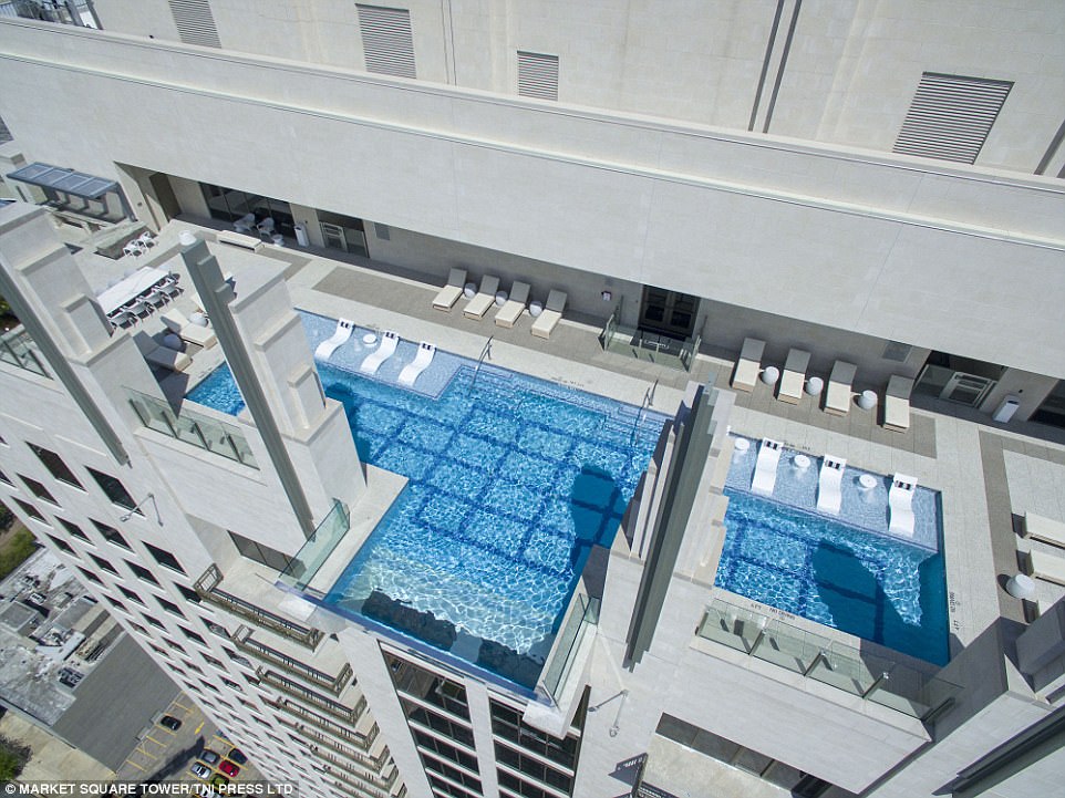 Фотография: Шаг в пустоту: бассейн с прозрачным дном на высоте 150 метров №3 - BigPicture.ru
