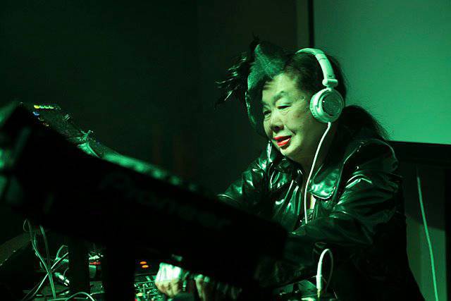 Фотография: DJ Sumirock — 82-летняя японка, которая покорила модные танцполы Токио №5 - BigPicture.ru