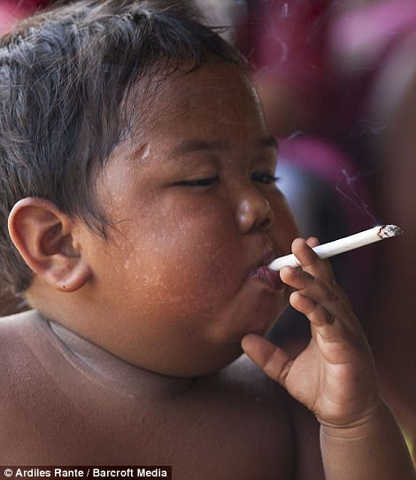 Фотография: Двухлетний малыш из Индонезии бросил курить №5 - BigPicture.ru