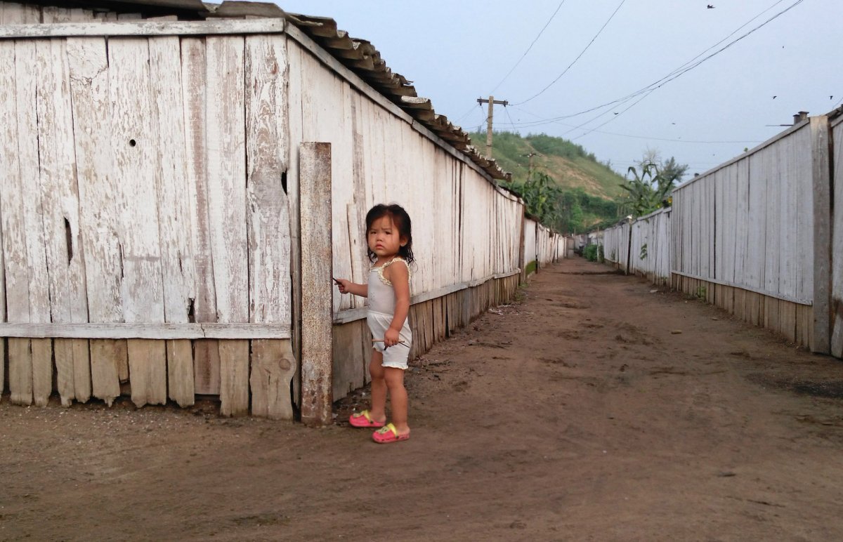 Фотография: Фотограф снял на телефон удручающие кадры из жизни простых людей в Северной Корее №6 - BigPicture.ru