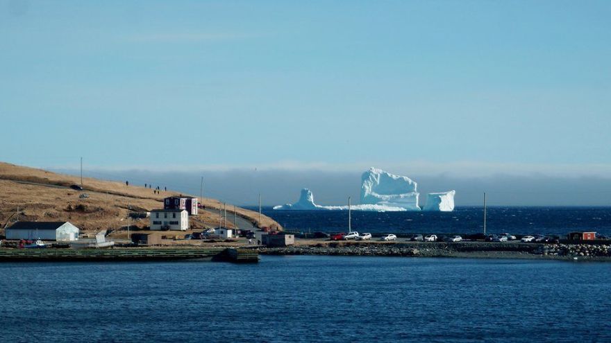 Фотография: Из-за огромного айсберга в канадской деревне собираются километровые пробки №6 - BigPicture.ru