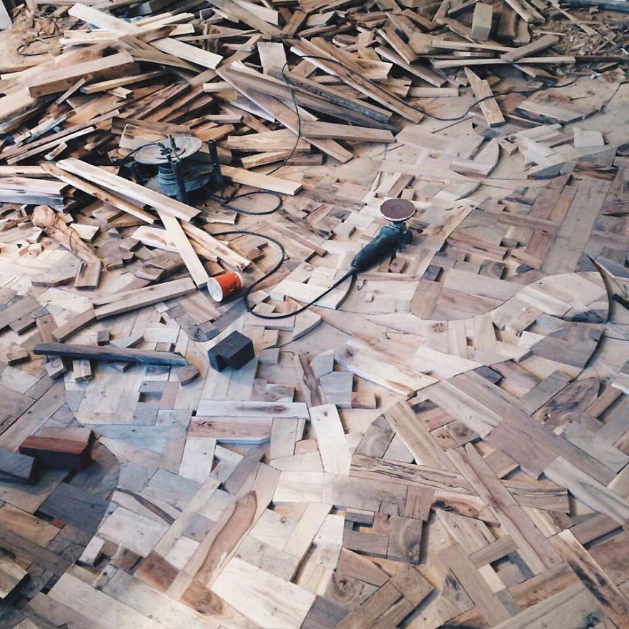 Фотография: Российский дизайнер собирает деревянный пол своими руками из обычных досок №6 - BigPicture.ru