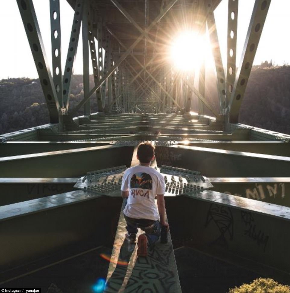 Фотография: Из-за селфи женщина упала с самого высокого в Калифорнии моста — но любителей риска это не останавливает №7 - BigPicture.ru