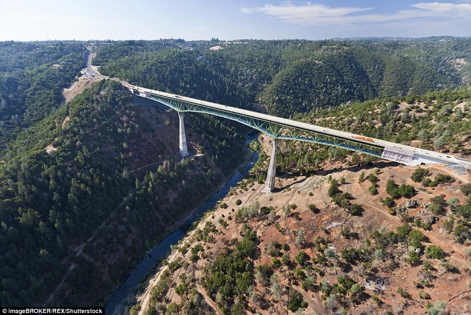 Фотография: Из-за селфи женщина упала с самого высокого в Калифорнии моста — но любителей риска это не останавливает №8 - BigPicture.ru
