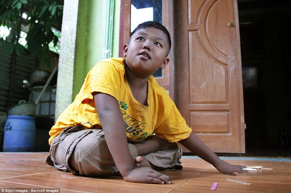 Фотография: Двухлетний малыш из Индонезии бросил курить №10 - BigPicture.ru