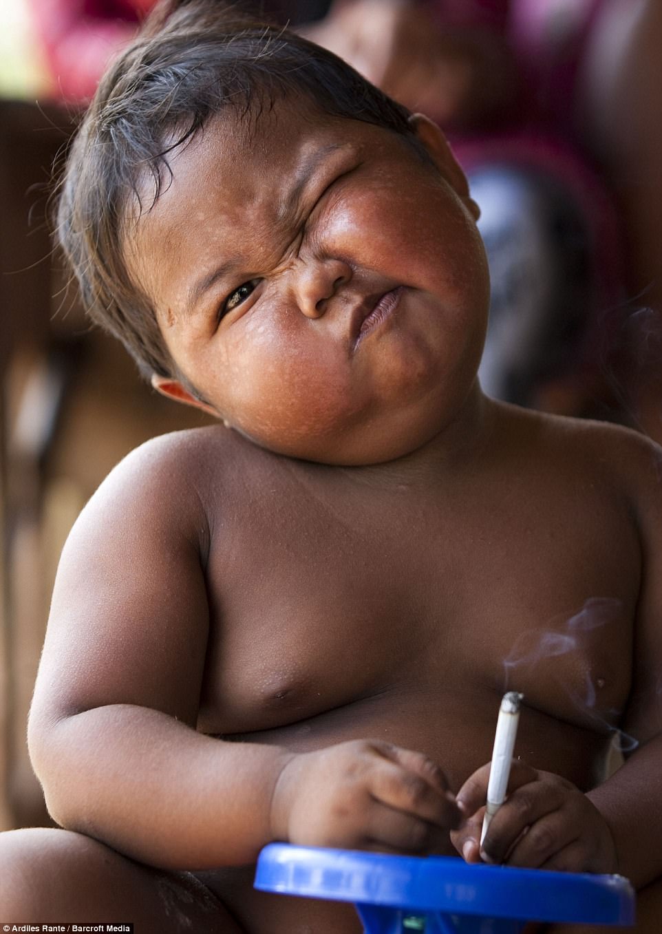 Фотография: Двухлетний малыш из Индонезии бросил курить №7 - BigPicture.ru