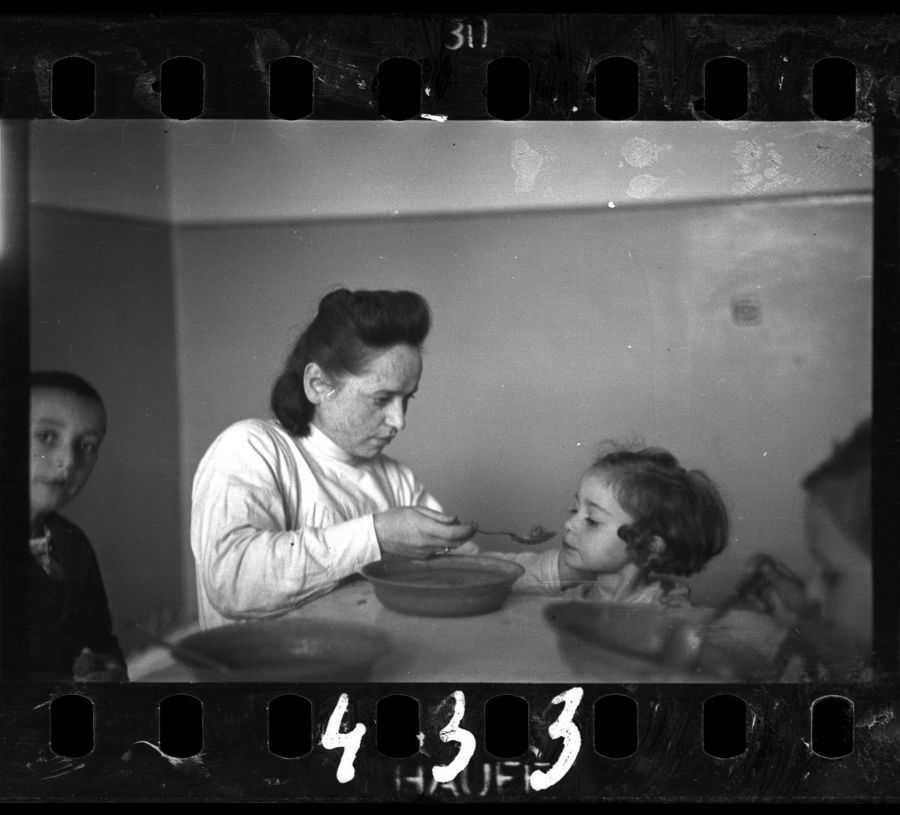 Фотография: Фотограф-еврей на свой страх и риск запечатлел жизнь в гетто в оккупированной Польше №9 - BigPicture.ru