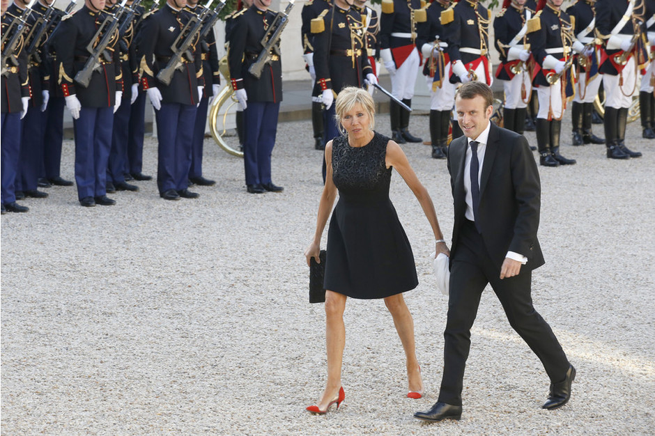 Фотография: Новый президент Франции женат на своей школьной учительнице и нянчит ее внуков №12 - BigPicture.ru