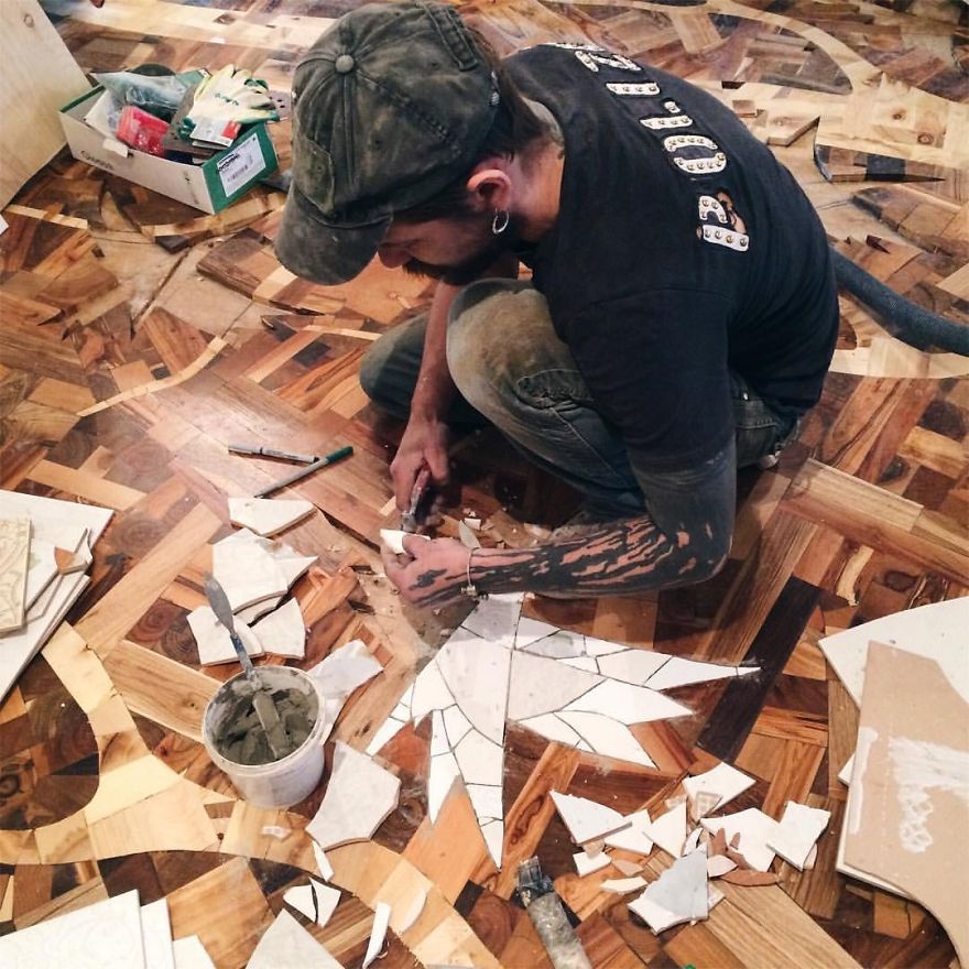 Фотография: Российский дизайнер собирает деревянный пол своими руками из обычных досок №10 - BigPicture.ru