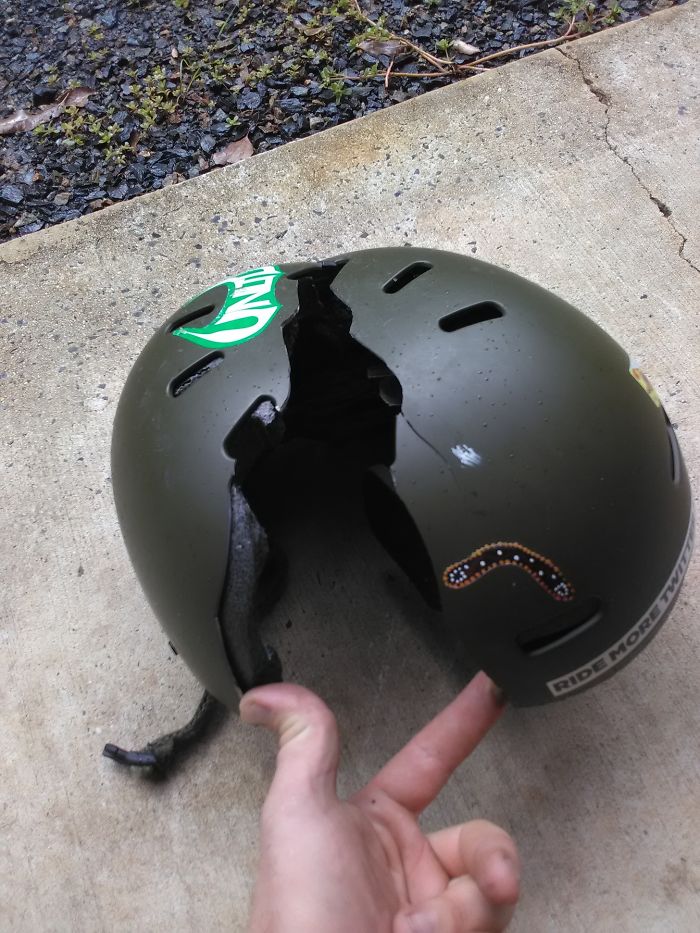 Фотография: Берегите голову: пострадавшие в авариях поделились фотографиями шлемов, спасших им жизнь №9 - BigPicture.ru