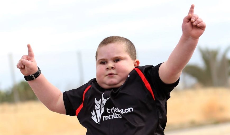 Фотография: 8-летний мальчик вынужден ежедневно заниматься спортом, чтобы не умереть №1 - BigPicture.ru