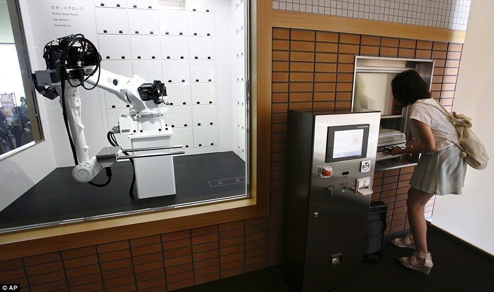 Фотография: Бездушный сервис: в японском отеле работают одни роботы №6 - BigPicture.ru