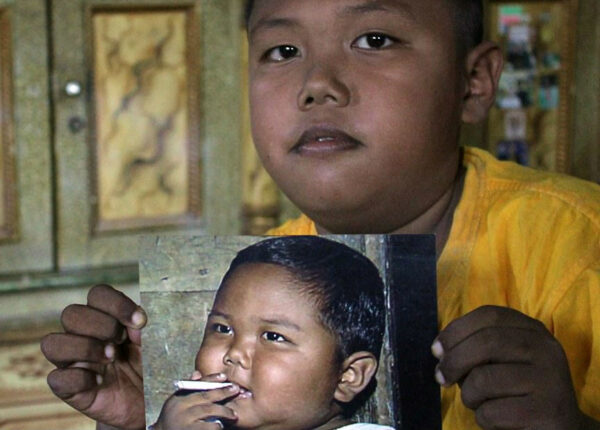 Двухлетний малыш из Индонезии бросил курить
