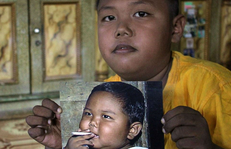 Фотография: Двухлетний малыш из Индонезии бросил курить №1 - BigPicture.ru