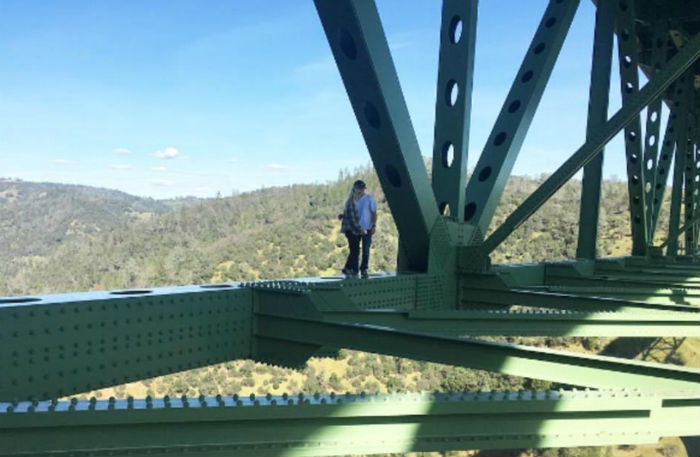 Фотография: Из-за селфи женщина упала с самого высокого в Калифорнии моста — но любителей риска это не останавливает №1 - BigPicture.ru