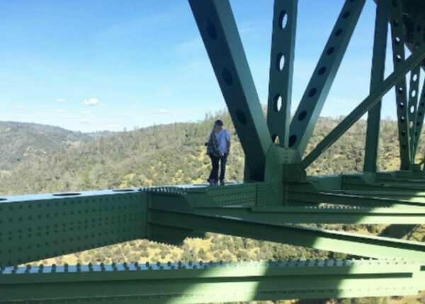 Из-за селфи женщина упала с самого высокого в Калифорнии моста — но любителей риска это не останавливает