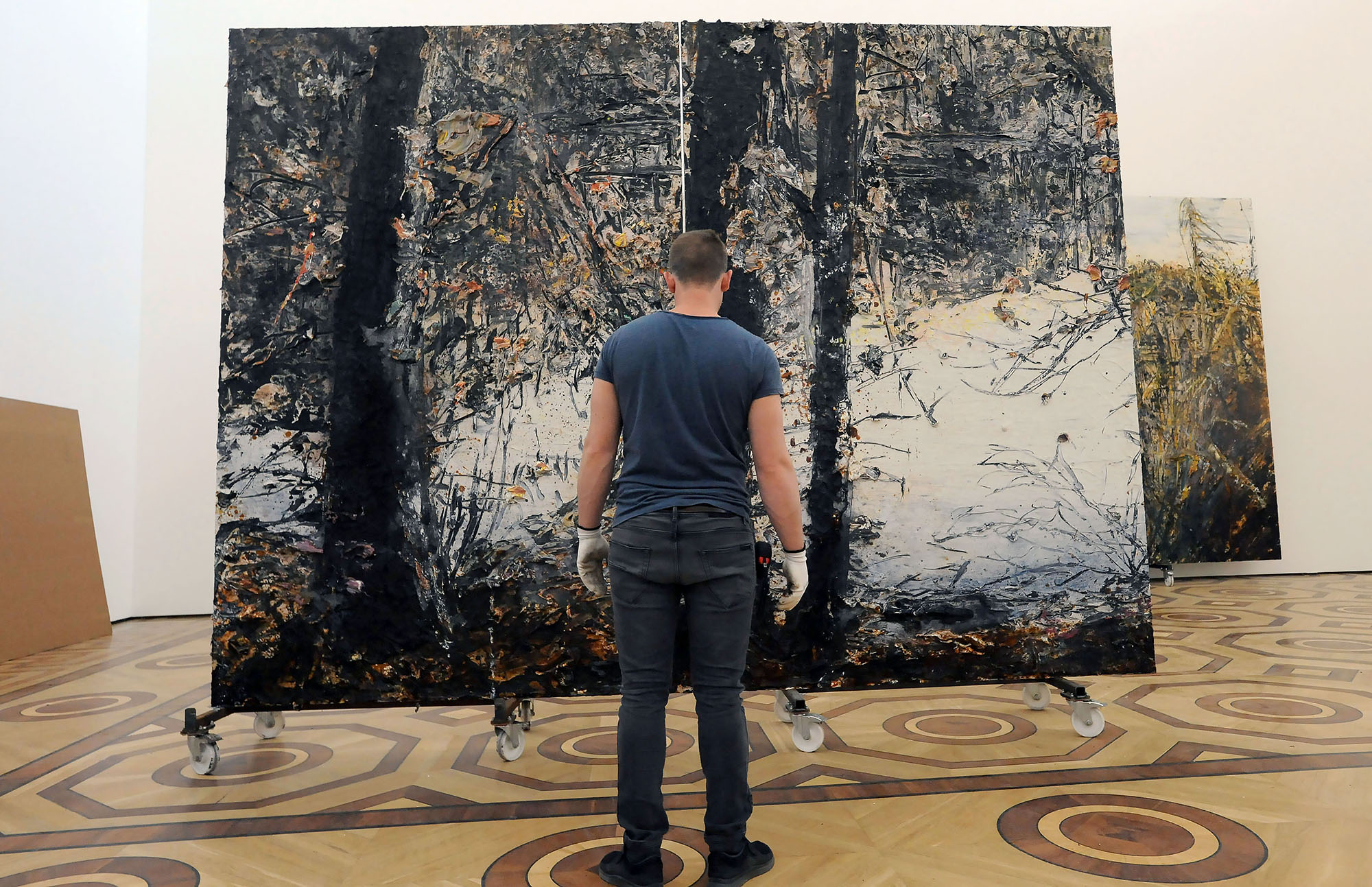 Фотография: Картины из свинца, травы и боли: как монтируют выставку Ансельма Кифера в Государственном Эрмитаже №16 - BigPicture.ru