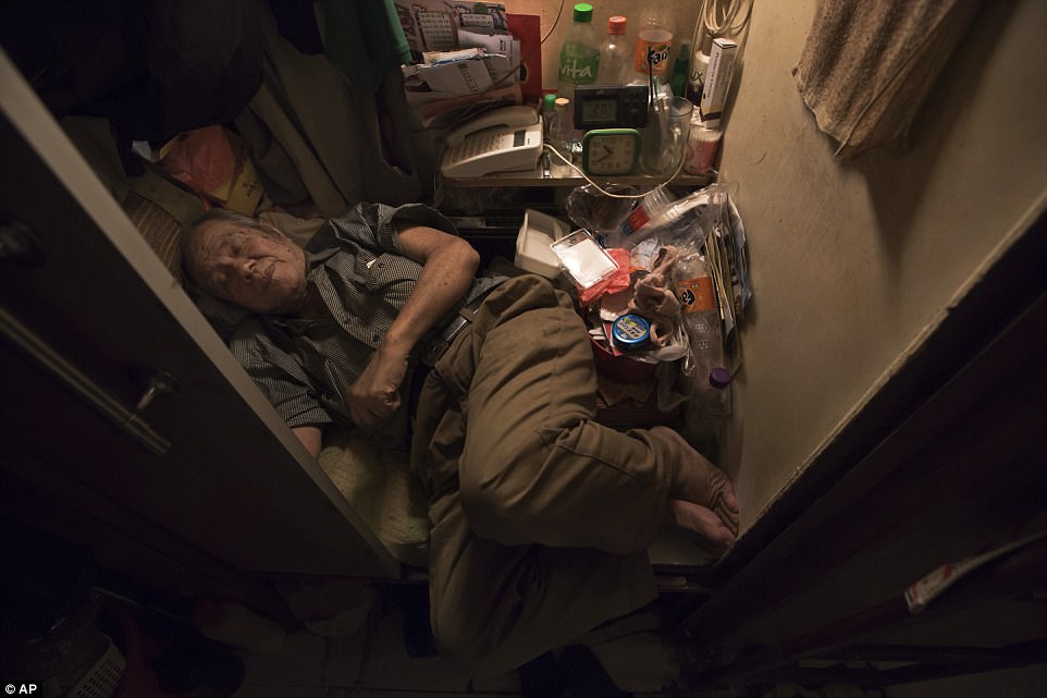 Фотография: Как живут люди в гонконгских квартирах-гробах №11 - BigPicture.ru