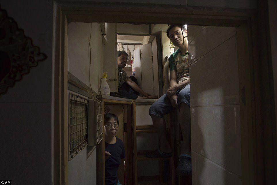 Фотография: Как живут люди в гонконгских квартирах-гробах №2 - BigPicture.ru