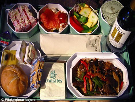 Фотография: Как отличается еда пассажиров в бизнес-классе и эконом-классе в самолете №12 - BigPicture.ru