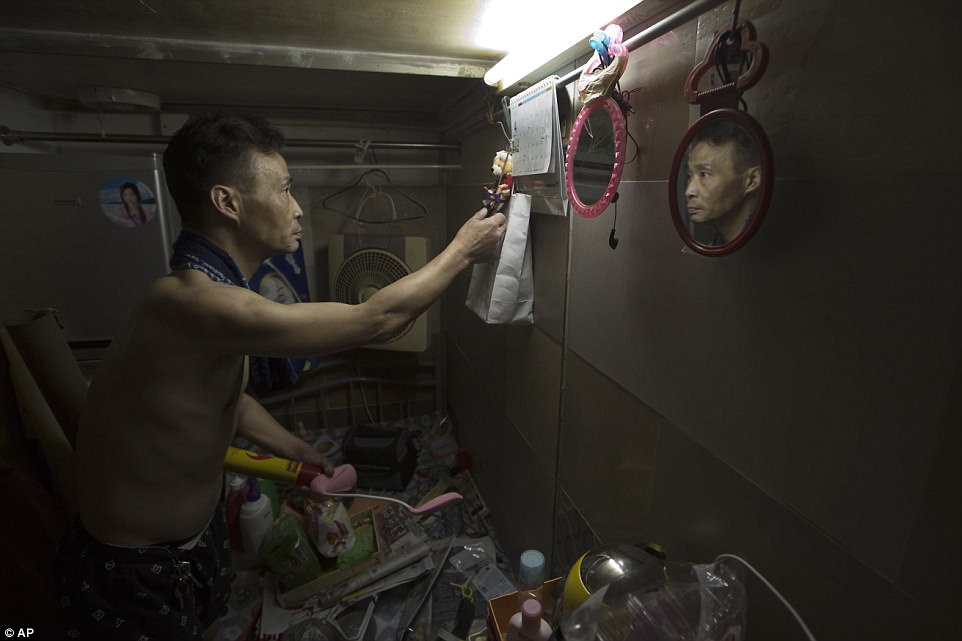 Фотография: Как живут люди в гонконгских квартирах-гробах №12 - BigPicture.ru
