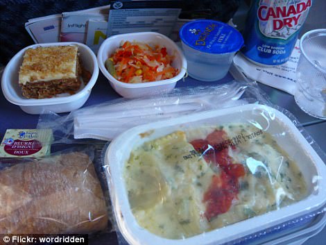 Фотография: Как отличается еда пассажиров в бизнес-классе и эконом-классе в самолете №2 - BigPicture.ru