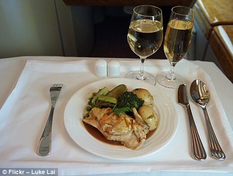 Фотография: Как отличается еда пассажиров в бизнес-классе и эконом-классе в самолете №13 - BigPicture.ru