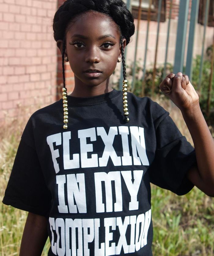 Фотография: Не по годам красивая 10-летняя девочка запустила коллекцию футболок в ответ на расизм №2 - BigPicture.ru