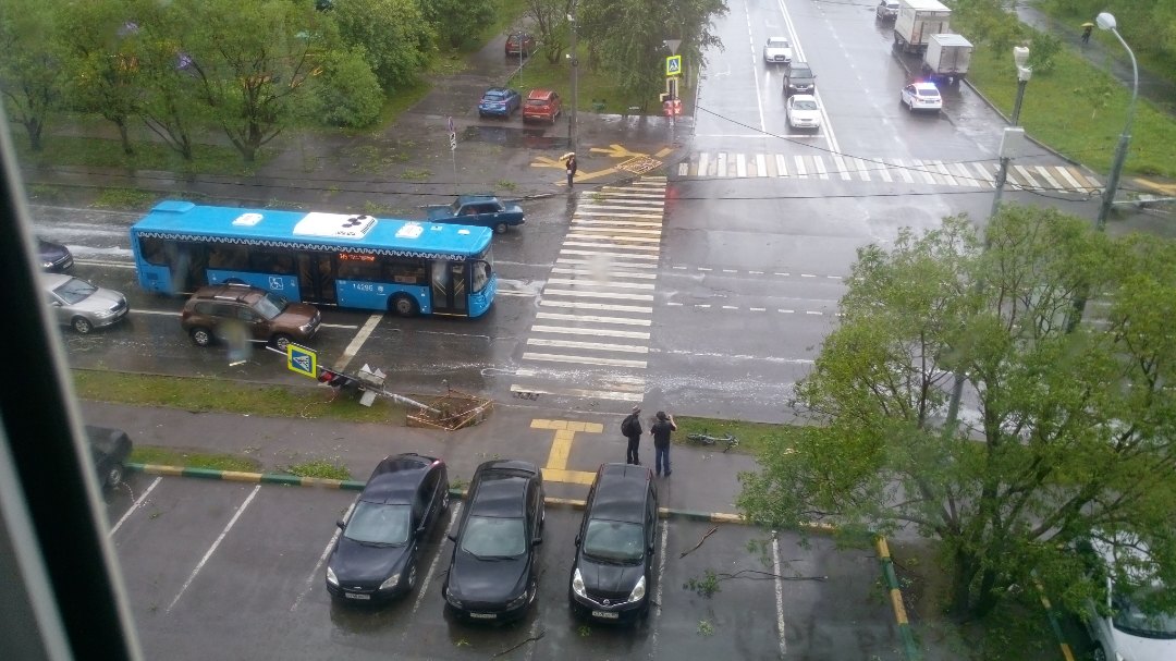 Фотография: Ураган в Москве: погибли люди, повалены деревья, разбиты машины №6 - BigPicture.ru