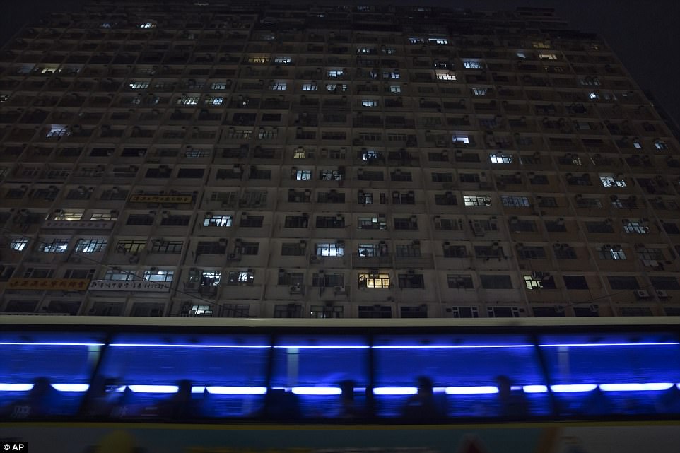 Фотография: Как живут люди в гонконгских квартирах-гробах №14 - BigPicture.ru