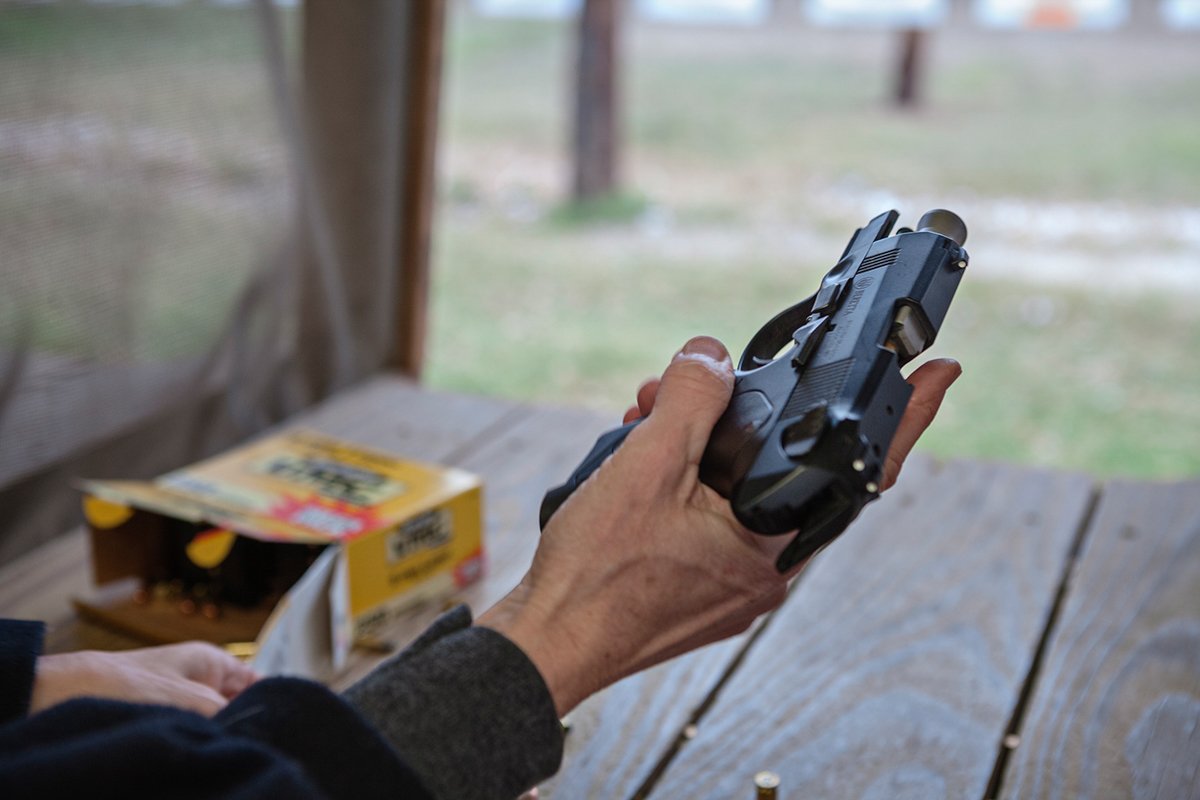 Фотография: Фотопроект о знойных техасских женщинах и их любимом оружии №14 - BigPicture.ru
