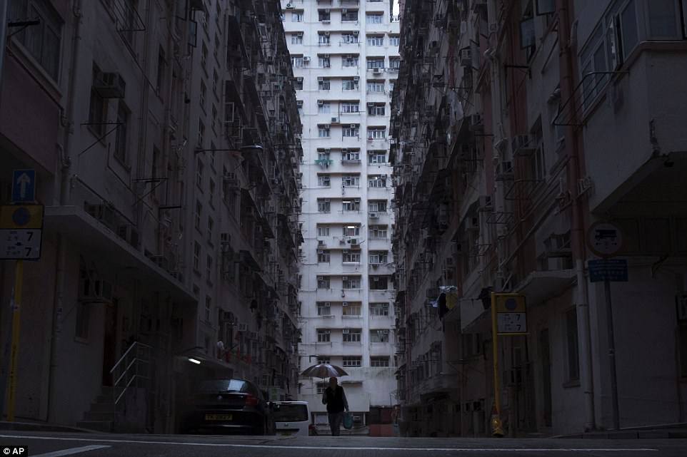 Фотография: Как живут люди в гонконгских квартирах-гробах №15 - BigPicture.ru