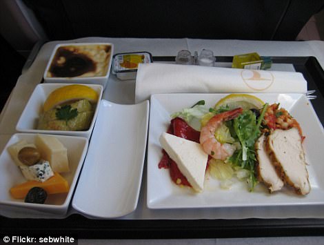 Фотография: Как отличается еда пассажиров в бизнес-классе и эконом-классе в самолете №15 - BigPicture.ru