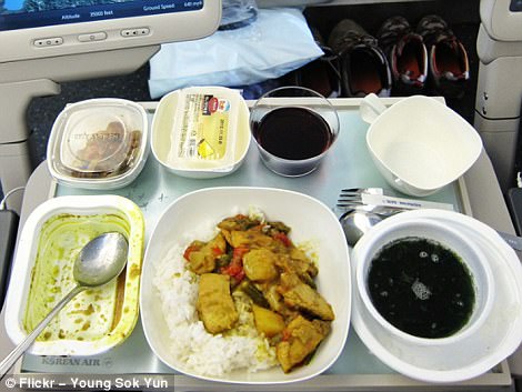 Фотография: Как отличается еда пассажиров в бизнес-классе и эконом-классе в самолете №16 - BigPicture.ru
