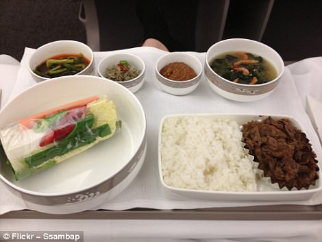Фотография: Как отличается еда пассажиров в бизнес-классе и эконом-классе в самолете №17 - BigPicture.ru