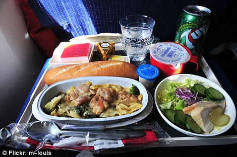 Фотография: Как отличается еда пассажиров в бизнес-классе и эконом-классе в самолете №18 - BigPicture.ru