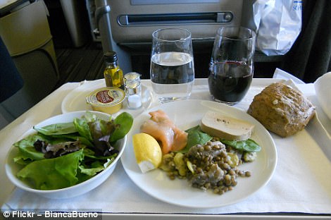 Фотография: Как отличается еда пассажиров в бизнес-классе и эконом-классе в самолете №19 - BigPicture.ru
