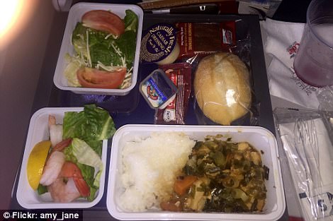 Фотография: Как отличается еда пассажиров в бизнес-классе и эконом-классе в самолете №20 - BigPicture.ru
