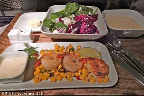 Фотография: Как отличается еда пассажиров в бизнес-классе и эконом-классе в самолете №21 - BigPicture.ru